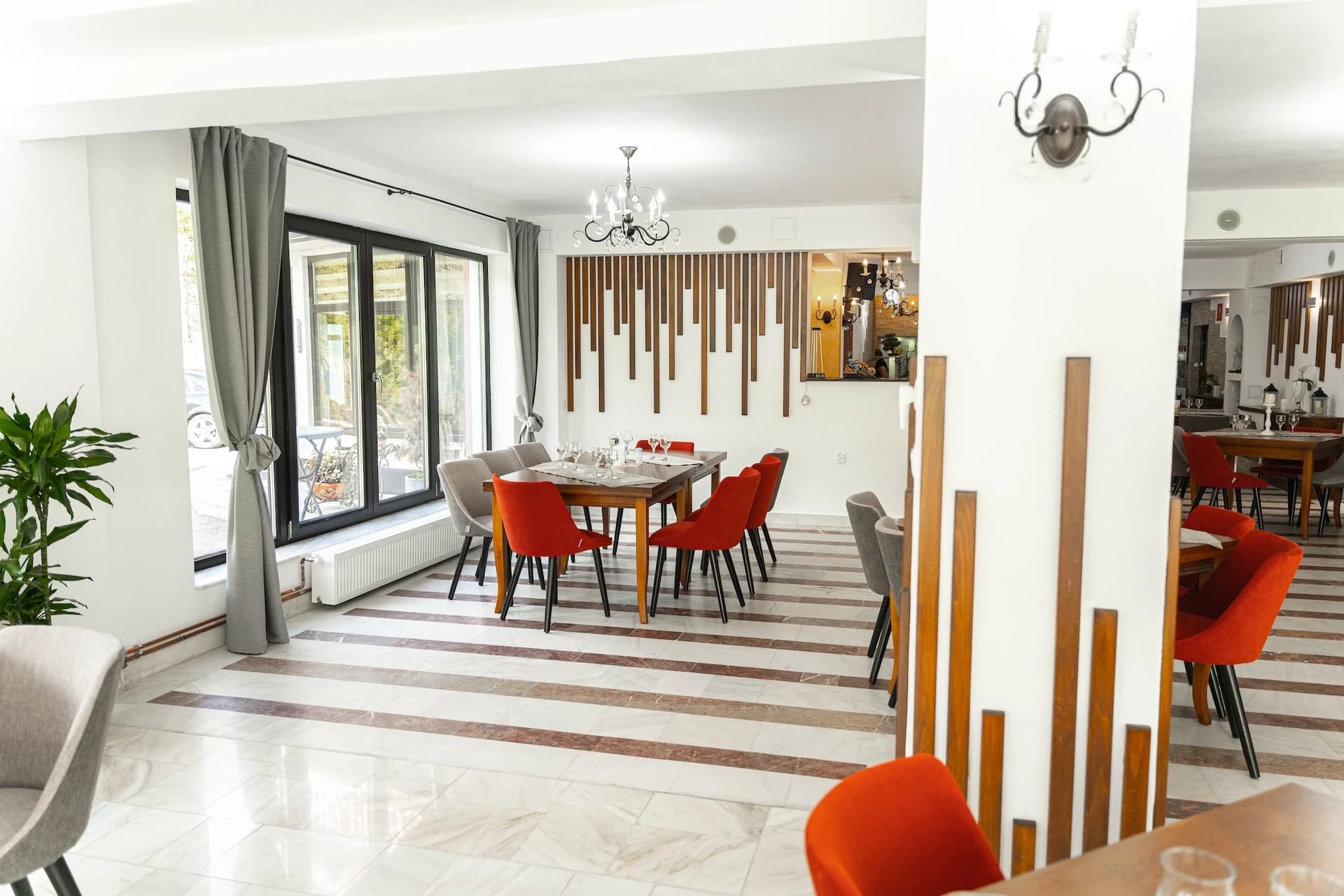 Atmosferă caldă la restaurant