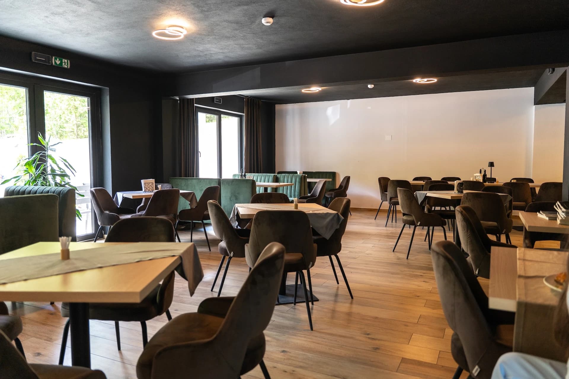 Zonă de mese în restaurantul secundar